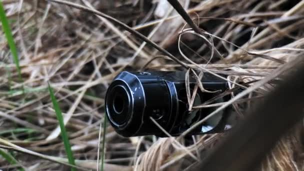 Sniper Rifle Silenciador Camuflado Grama Seca Arma Snipers Camuflado Grama — Vídeo de Stock