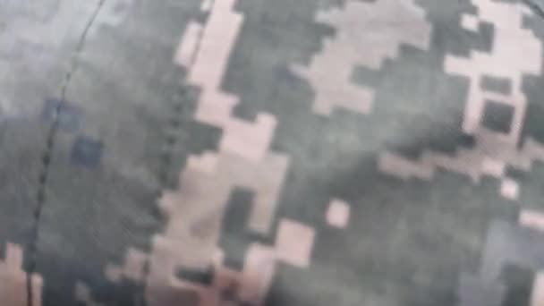 Soldat Tarnuniform Und Mit Waffen Der Hand Close Ukrainischer Armeesoldat — Stockvideo