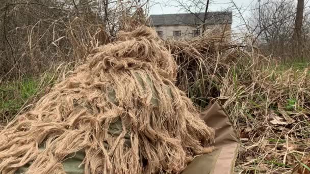 Een Sluipschutter Camouflage Kleding Camoufleert Een Vuurpositie Tussen Het Droge — Stockvideo