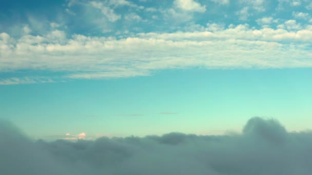 Nubes Esponjosas Cielo Azul Una Capa Parte Inferior Una Capa — Vídeos de Stock