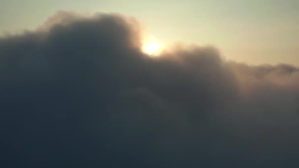 Vista Cabina Nubes Cúmulos Esponjosos Sol Sol Por Encima Las — Vídeo de stock