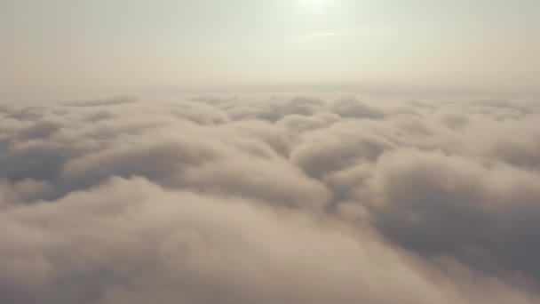 Dolly Out Drone Ditembak Matahari Terbenam Ketinggian Tinggi Atas Kabut — Stok Video