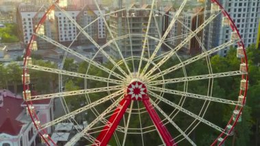 Harkiv 'de büyük dönme dolap cazibesi. Gorky Parkı, Harkiv Ukrayna. Şehrin arka planına karşı dönme dolap Dolly 'nin uzaktan kumandalı uçağı..