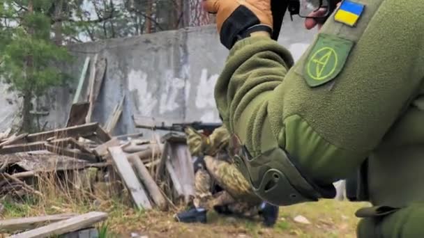 Στρατιώτες Των Ειδικών Δυνάμεων Όπλα Καταλαμβάνουν Κτίριο Μια Ομάδα Ειδικών — Αρχείο Βίντεο
