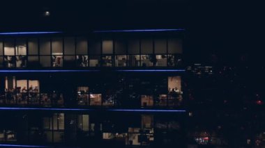 Ofislerde insanlarla birlikte bina: modern ofislerde çalışan insanlar: Şubat 2022 - Kharkiv, Ukrayna. İnsanlar şeffaf panoramik pencereleri olan büyük bir modern iş merkezindeki ofislerde çalışıyorlar..