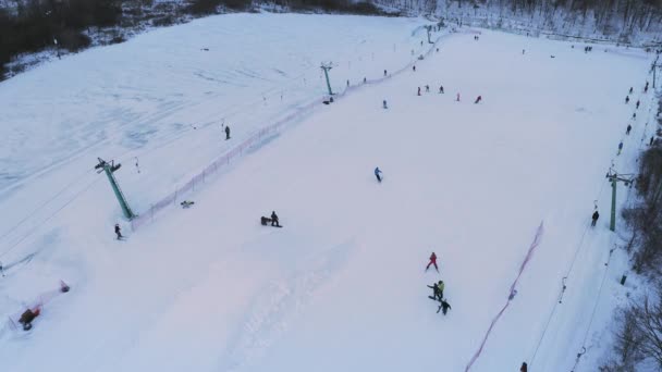 스키를 사람들 눈덮인 산비탈에서 스키를 사람들은 주말에 스키를 탑니다 서리가 — 비디오
