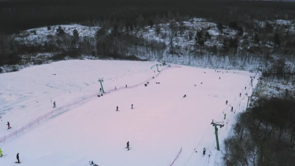 Lidé Sjezdovce Mrazivém Zimním Počasí Letecké Drone Shot Zimní Lyžování — Stock video