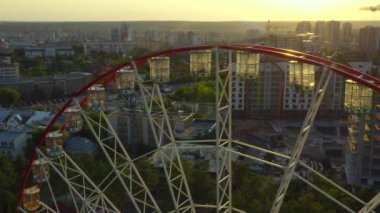 Şehrin arka planına karşılık Atlıkarınca Tekerleği: 2021. Harkiv 'de büyük dönme dolap cazibesi. Gorky Parkı, Harkiv Ukrayna. Şehrin arka planına karşı dönme dolap.