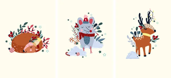 冬天的卡片上有动物 有趣的驯鹿和角上的花环 可爱的老鼠披着围巾在成堆的雪中 睡着的鹿 神奇的动物圣诞和新年的概念 — 图库矢量图片