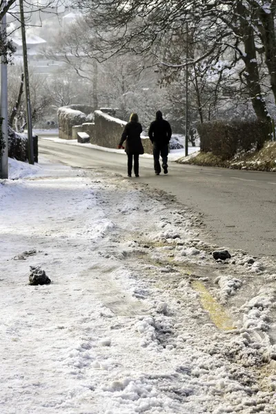 Ходьба в опасности — стоковое фото