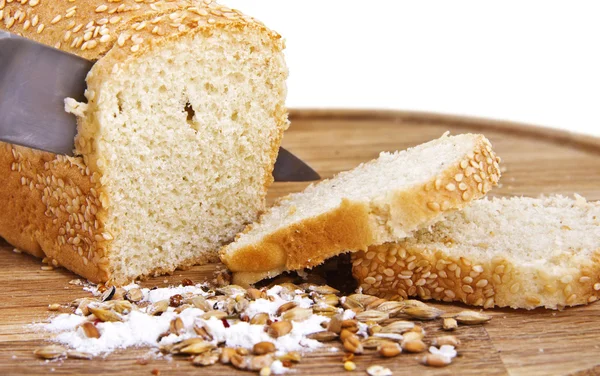Biały chleb z nożem — Zdjęcie stockowe