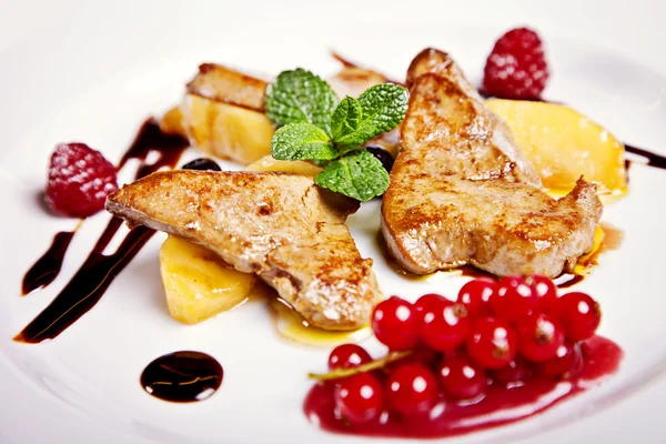 Closeup of chicken steak with fruits — Stock Photo, Image