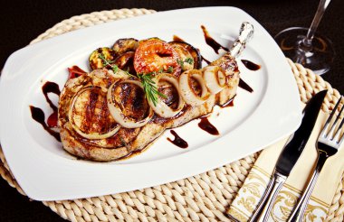 soğan, domates ve biberiye ile domuz eti biftek