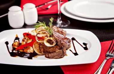 kızarmış biftek mignon sebze, soya sos ile