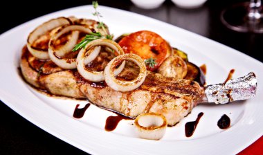 tatlı beyaz tabakta sebze ile pişmiş domuz eti