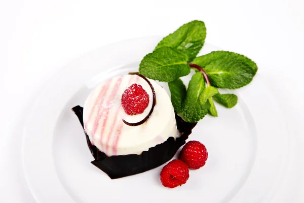 Small cake with rasberry and mint — Stock Photo, Image