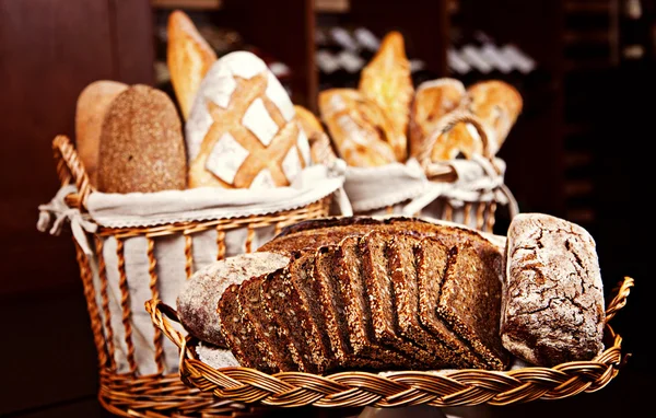 Vielfalt an gebackenem Brot in Körben — Stockfoto