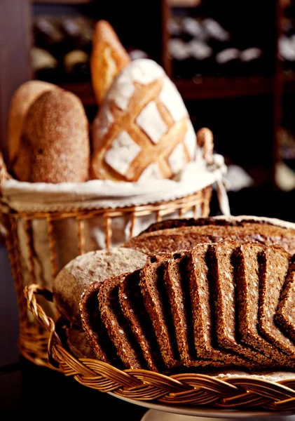 Blandning av färskt bröd i korg — Stockfoto