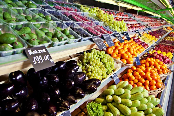 Λαχανικά και φρούτα σε σούπερ μάρκετ — Φωτογραφία Αρχείου