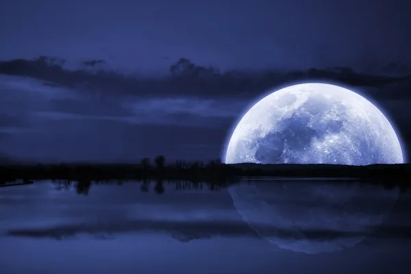 Wielki księżyc nad jeziorem — Zdjęcie stockowe