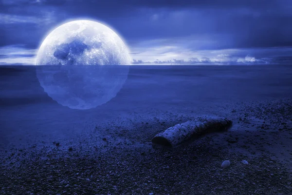Zachód Księżyca nad morzem — Zdjęcie stockowe