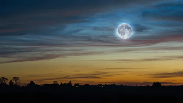 Napnyugtakor ég a telihold — Stock Fotó