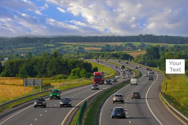 Skyltar på motorväg med bilar — Stockfoto