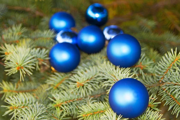 Blaue Weihnachtskugeln — Stockfoto