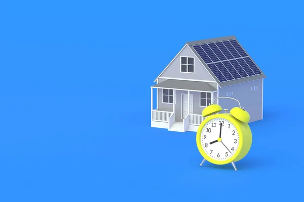 Dom Panelami Słonecznymi Dachu Pobliżu Budzika Niebieskim Tle Żywotność Elementów — Zdjęcie stockowe