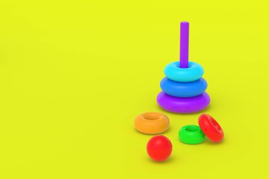 Oyuncak piramit kulesi sarı arka planda. Çocuk eğitimi. Eğitici oyunlar. Okul öncesi gelişim. Uzayı kopyala 3d hazırlayıcı