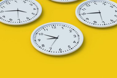 Sarı arka planda yuvarlak duvar saatleri. Zaman yönetimi. 3d hazırlayıcı