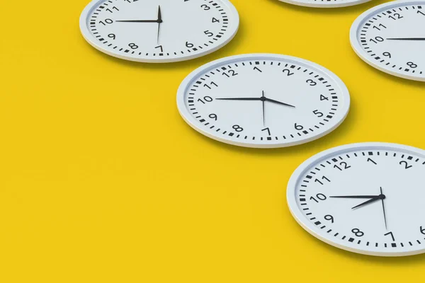 Filas Relojes Pared Redondos Minimalistas Sobre Fondo Amarillo Gestión Del — Foto de Stock