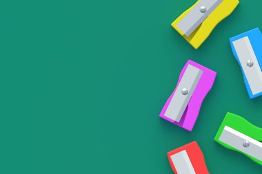 Yeşil arka planda kalemtraşlar var. Kırtasiye malzemeleri. Okul için alet. Uzayı kopyala Üst Manzara. 3d hazırlayıcı