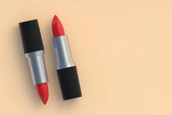 Rote Lippenstifte Auf Beigem Hintergrund Kosmetische Accessoires Make Werkzeuge Kopierraum — Stockfoto