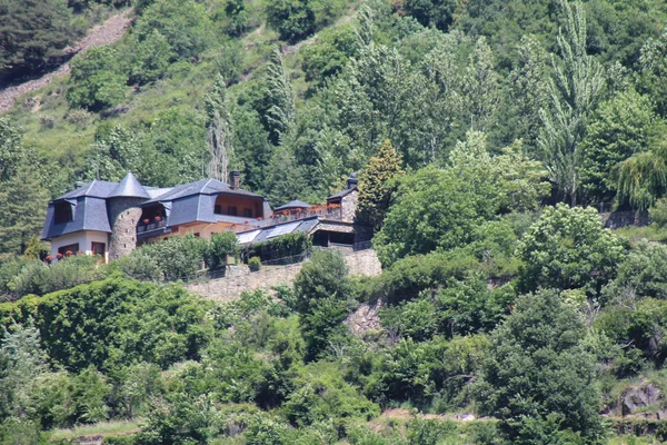 Casa en las montañas — Foto de Stock