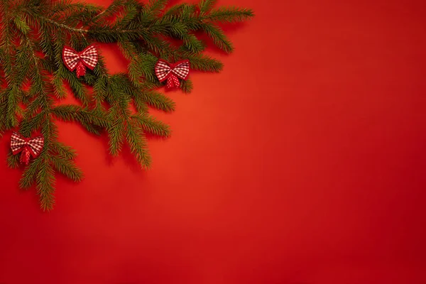 Güzel bir Noel arkaplanı. Yeni yıl tatili. Noel tatili. Kırmızı arka planda güzel Noel süslemeleri