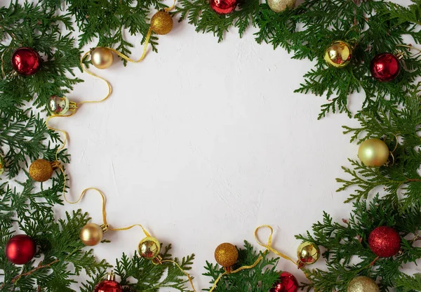 Noel ya da yeni yıl arkaplanı: Noel topları ile beyaz arka planda köknar dalları. Tebrik için beyaz çerçeve
