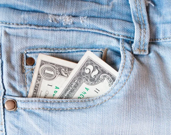Kot pantolonun cebinde para var. Bir. Kotunun arka cebinde iki dolarlık banknot var. Cep harçlığı, yolsuzluk, nakit