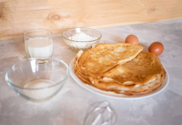 Tabaktaki gözlemelerin en üst görüntüsü ve hamuru hamur ya da hamuru hamur gibi çırpmak mermer gri bir yüzeyde..