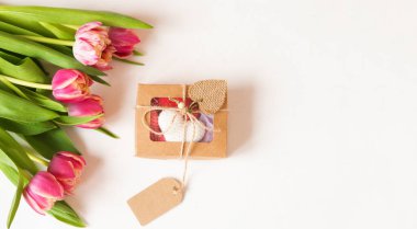 Beyaz arka planda pembe laleler. Anneler günü, sevgililer günü, doğum günü kutlaması konsepti. Tebrik kartı. Metin için boşluk kopyala, üst görünüm