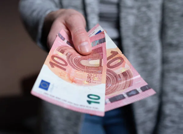 Kadın para sayıyor. Kadınların elinde 10 avroluk nakit para banknotları var. İş adamı zengin kadın elleri nakit para banknotları ya da kağıt banknotlar tutar ve sayar