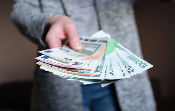Kadın para sayıyor. Kadınların elinde nakit para banknotları var. 5, 10, 100 euro para birimi. İş adamı zengin kadın elleri nakit para banknotları ya da kağıt banknotlar tutar ve sayar