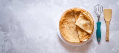 Tabaktaki gözlemelerin en üst görüntüsü ve hamuru hamur ya da hamuru hamur gibi çırpmak mermer gri bir yüzeyde..