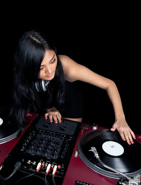 Kvinnliga asiatisk blandning på skivspelare — Stockfoto