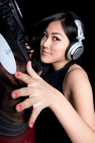 Kvinnelig DJ som blander seg på platespillere – stockfoto