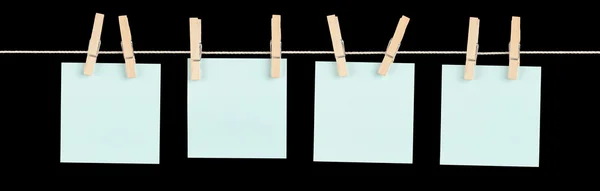 Mini memorandos azuis em uma corda — Fotografia de Stock