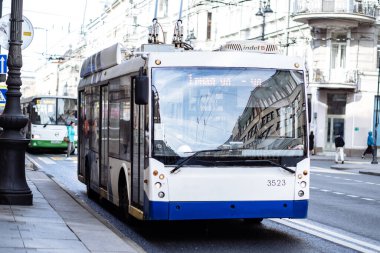 Saint Petersburg, RUSSIA - 3 Ekim 2021: Nakliye aracı. Şehir ulaşımı.