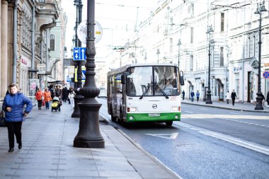 Saint Petersburg, RUSSIA - 3 Ekim 2021: Nakliye aracı. Şehir ulaşımı.
