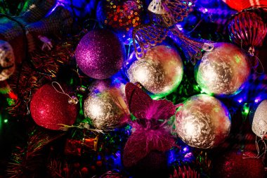 Noel ve Yeni Yıl konsepti 2021. Arka planda odaklanmamış festival ışıkları olan neşeli bir tebrik kartı. Noel oyuncakları.