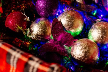 Noel ve Yeni Yıl konsepti 2021. Arka planda odaklanmamış festival ışıkları olan neşeli bir tebrik kartı. Noel oyuncakları.